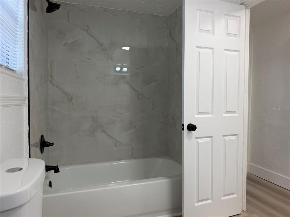 For Sale: $199,900 (2 beds, 1 baths, 697 Square Feet)