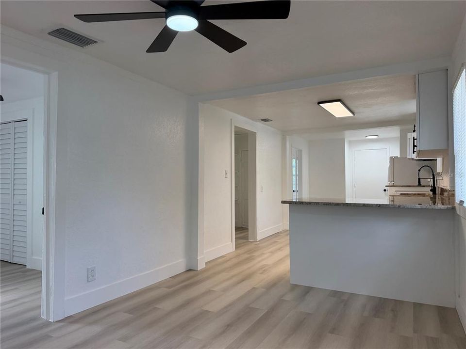 For Sale: $199,900 (2 beds, 1 baths, 697 Square Feet)