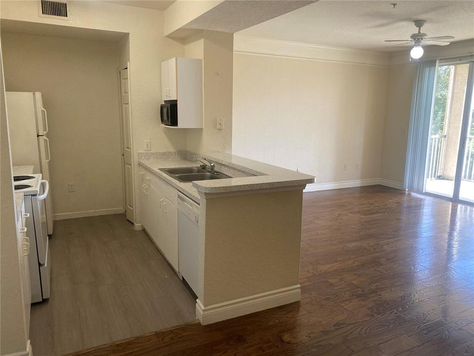 For Rent: $1,325 (1 beds, 1 baths, 780 Square Feet)