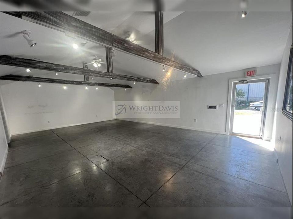 For Rent: $3,900 (1 beds, 1 baths, 2624 Square Feet)