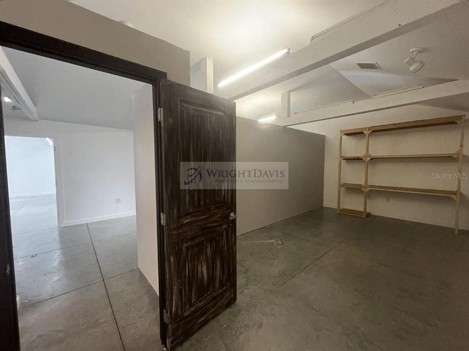 For Rent: $3,900 (1 beds, 1 baths, 2624 Square Feet)