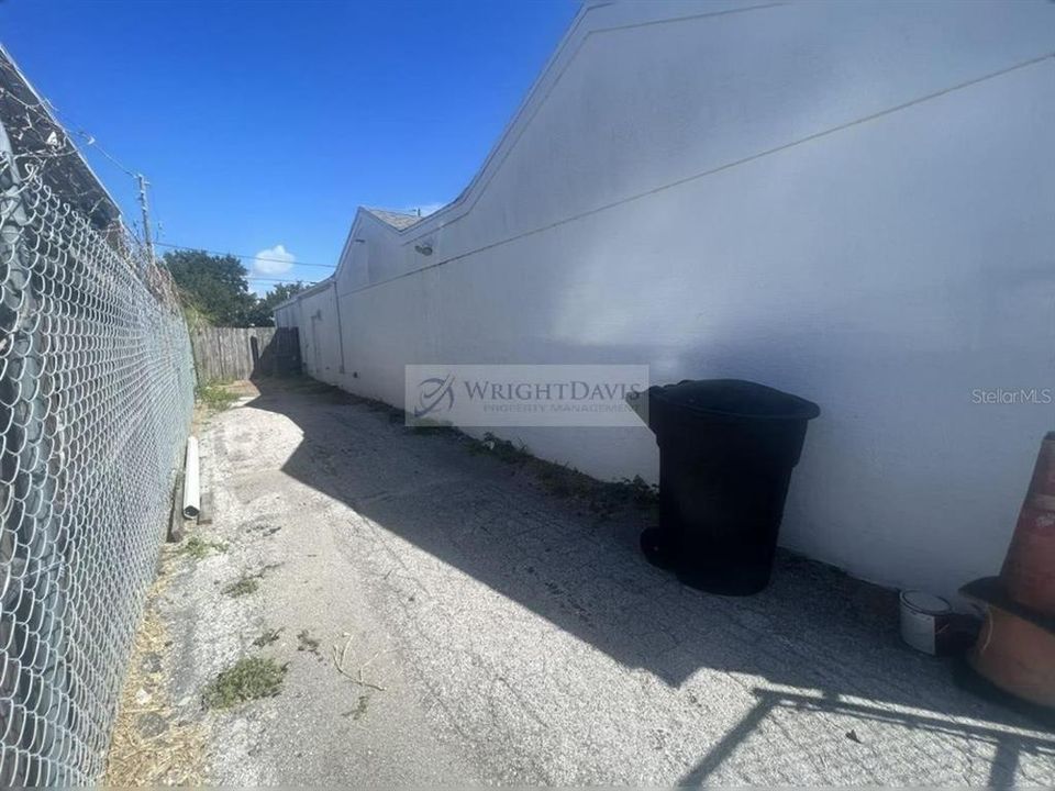 For Rent: $3,900 (1 beds, 1 baths, 2624 Square Feet)