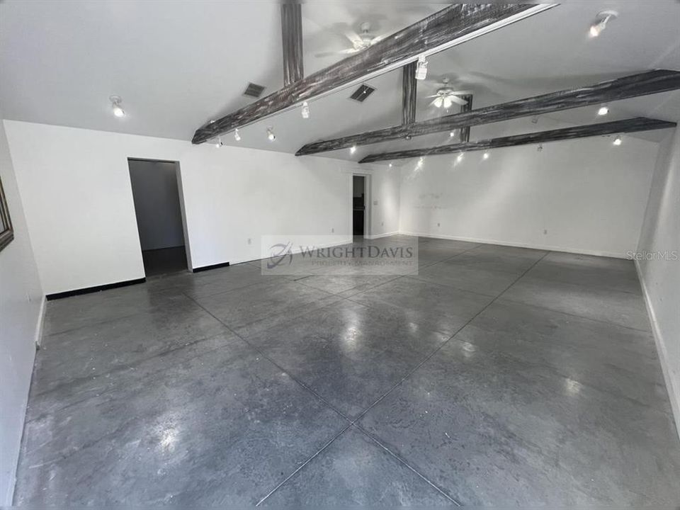 For Rent: $3,900 (1 beds, 1 baths, 2624 Square Feet)
