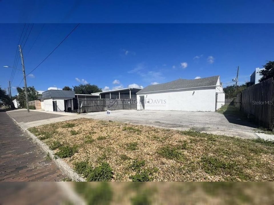 For Rent: $3,900 (1 beds, 1 baths, 2624 Square Feet)