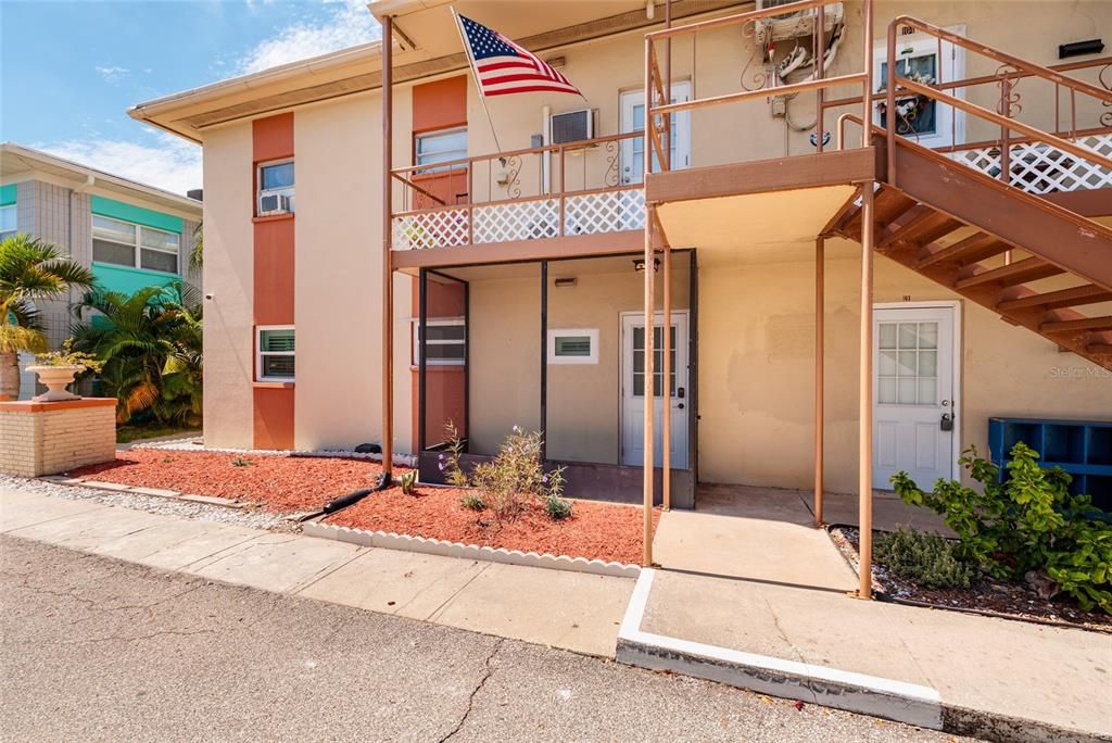 For Sale: $119,900 (2 beds, 1 baths, 780 Square Feet)