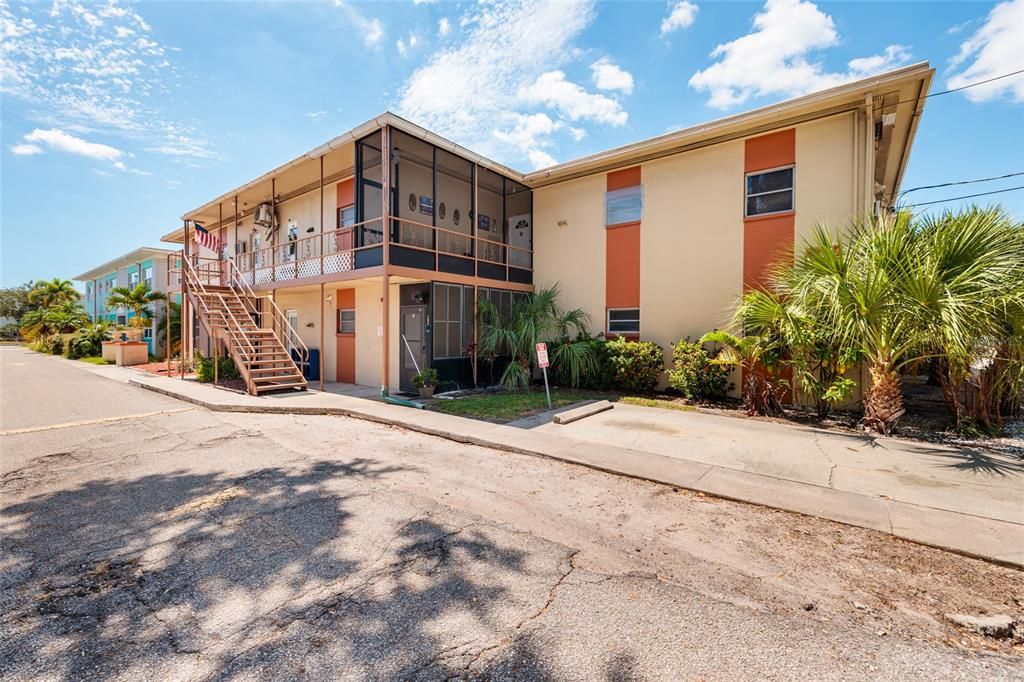 For Sale: $119,900 (2 beds, 1 baths, 780 Square Feet)