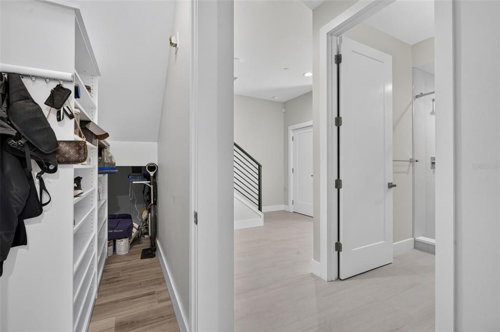 For Sale: $1,425,000 (3 beds, 3 baths, 2700 Square Feet)