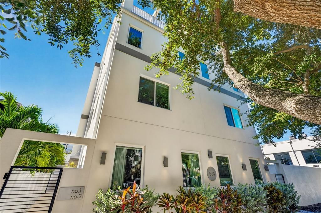 For Sale: $1,425,000 (3 beds, 3 baths, 2700 Square Feet)