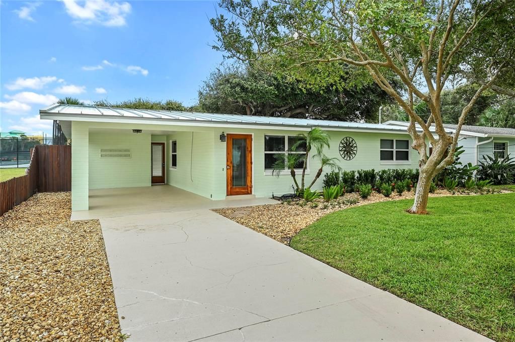 For Sale: $795,000 (2 beds, 1 baths, 816 Square Feet)