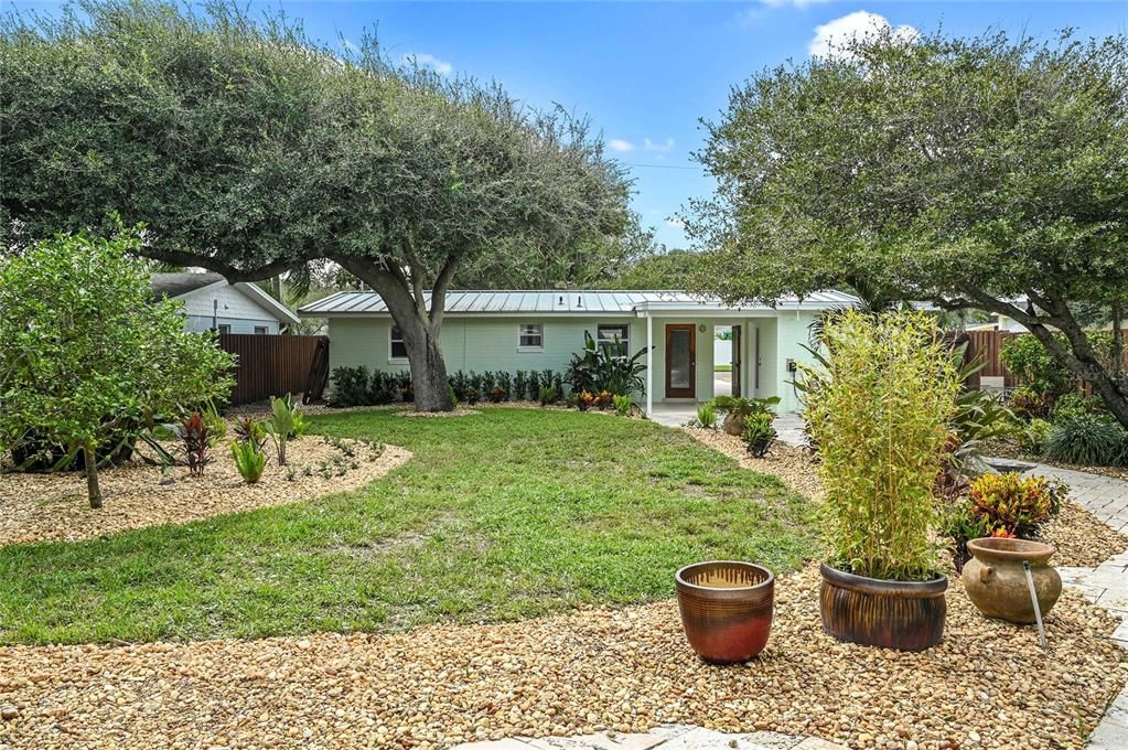 For Sale: $795,000 (2 beds, 1 baths, 816 Square Feet)