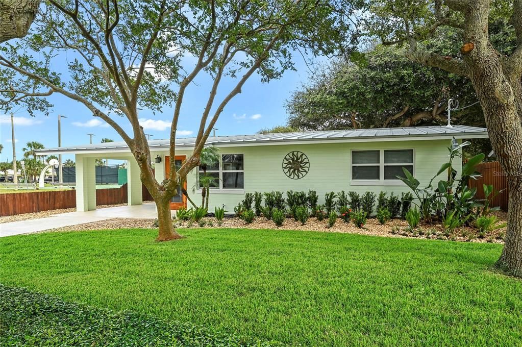 For Sale: $795,000 (2 beds, 1 baths, 816 Square Feet)