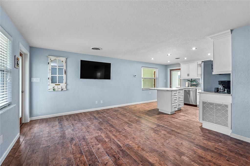 For Sale: $795,000 (2 beds, 1 baths, 816 Square Feet)
