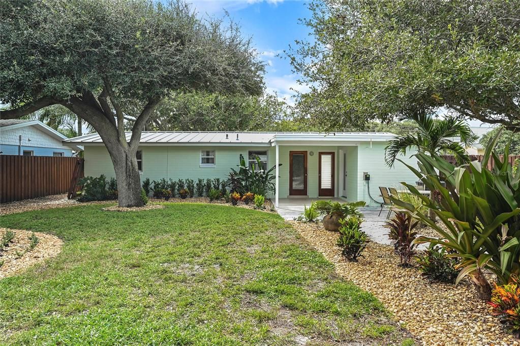 For Sale: $795,000 (2 beds, 1 baths, 816 Square Feet)