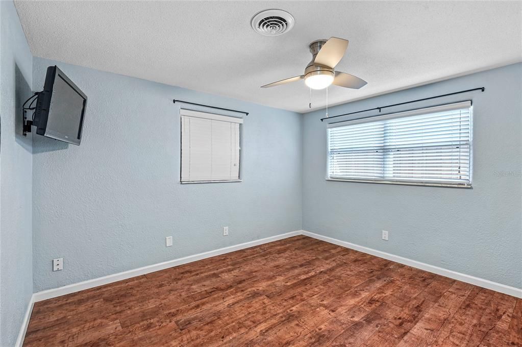 For Sale: $795,000 (2 beds, 1 baths, 816 Square Feet)
