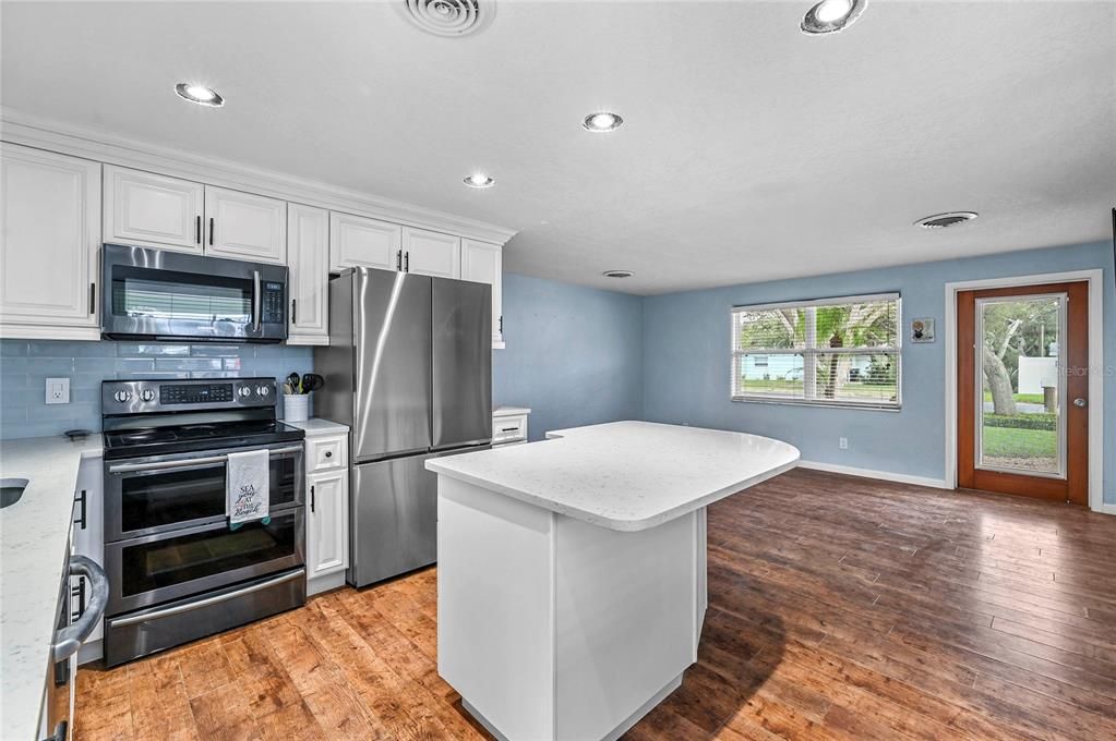 For Sale: $795,000 (2 beds, 1 baths, 816 Square Feet)