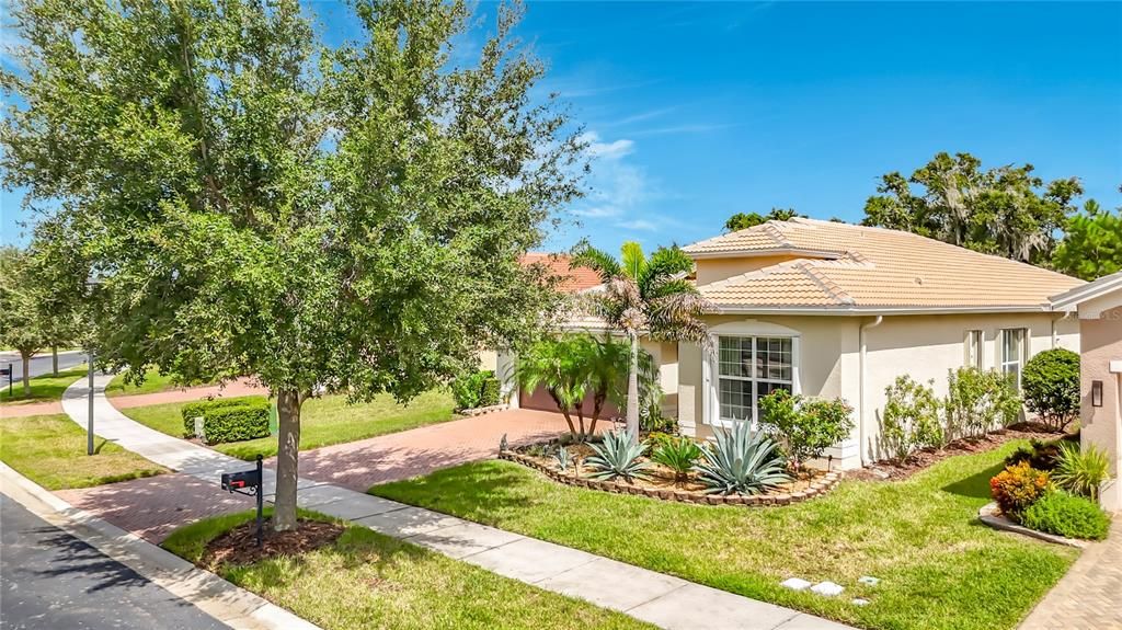 For Sale: $390,000 (2 beds, 2 baths, 2073 Square Feet)