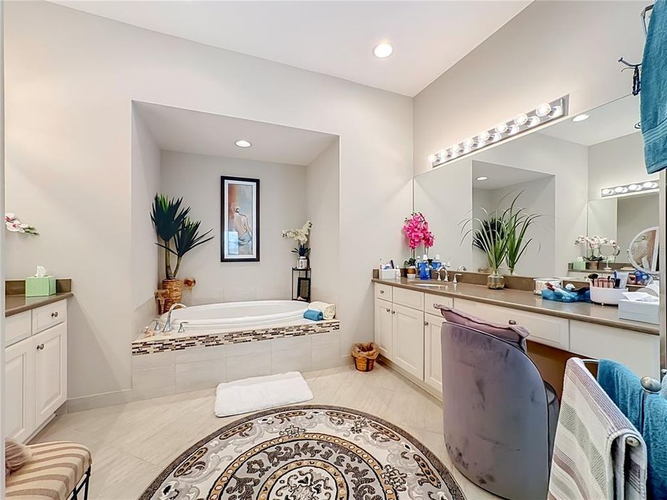 For Sale: $390,000 (2 beds, 2 baths, 2073 Square Feet)