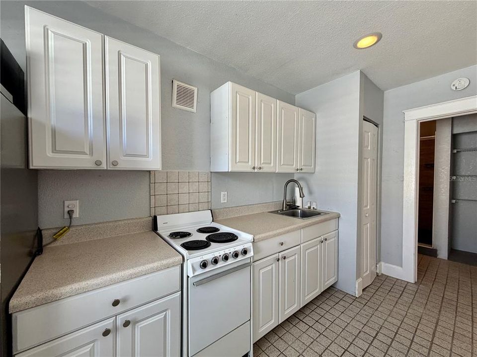 For Rent: $1,750 (1 beds, 1 baths, 650 Square Feet)