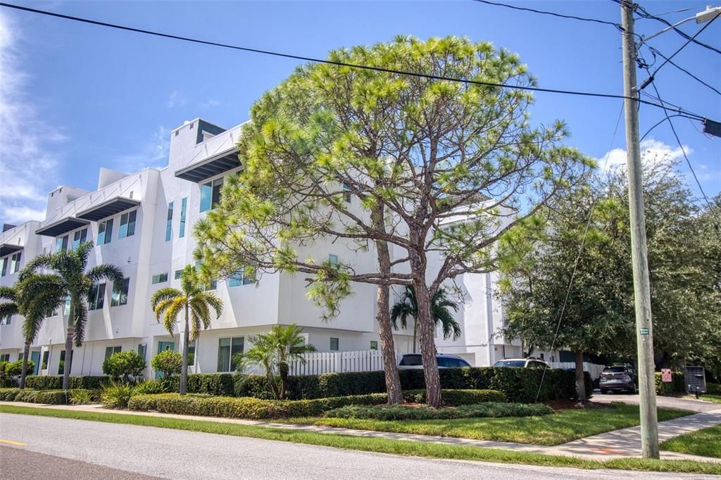 For Sale: $825,000 (3 beds, 3 baths, 2411 Square Feet)