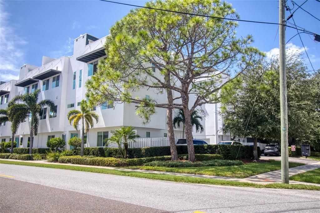 For Sale: $825,000 (3 beds, 3 baths, 2411 Square Feet)