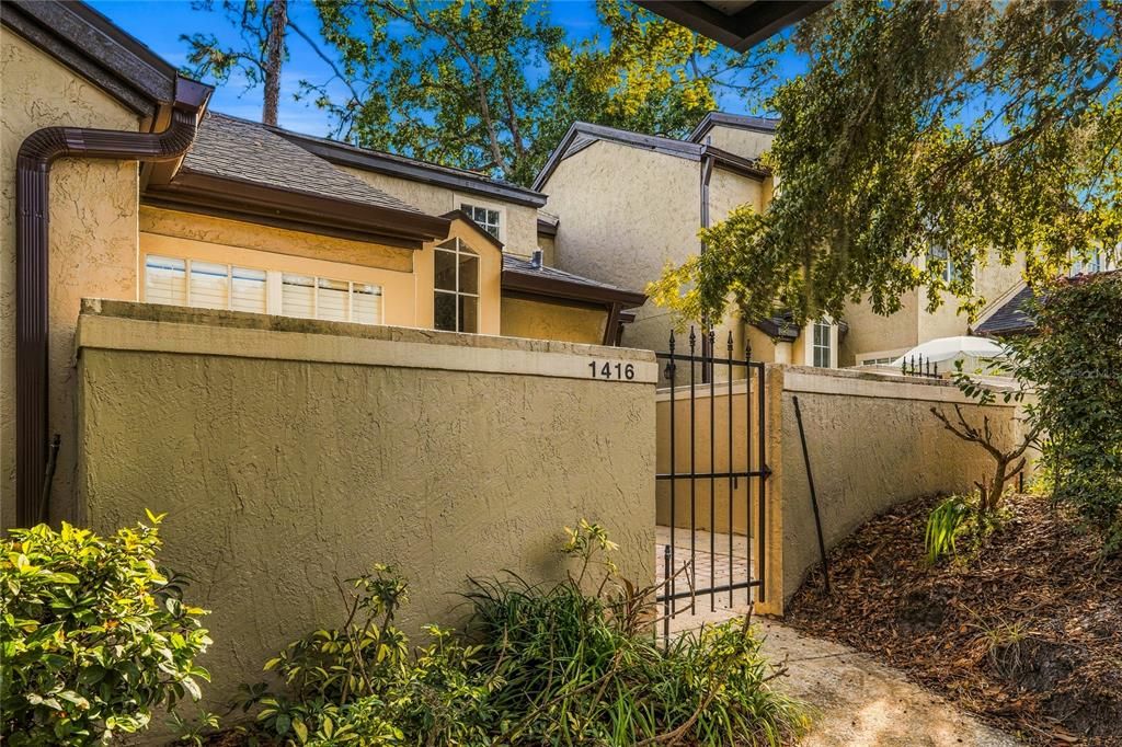 For Sale: $185,000 (1 beds, 1 baths, 832 Square Feet)