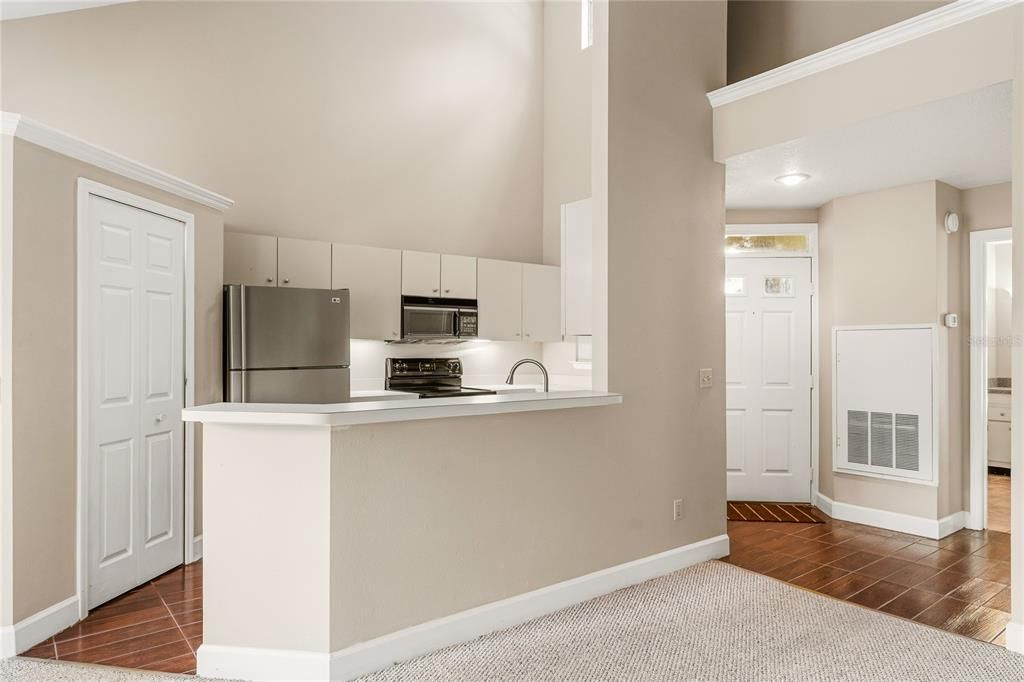 For Sale: $185,000 (1 beds, 1 baths, 832 Square Feet)