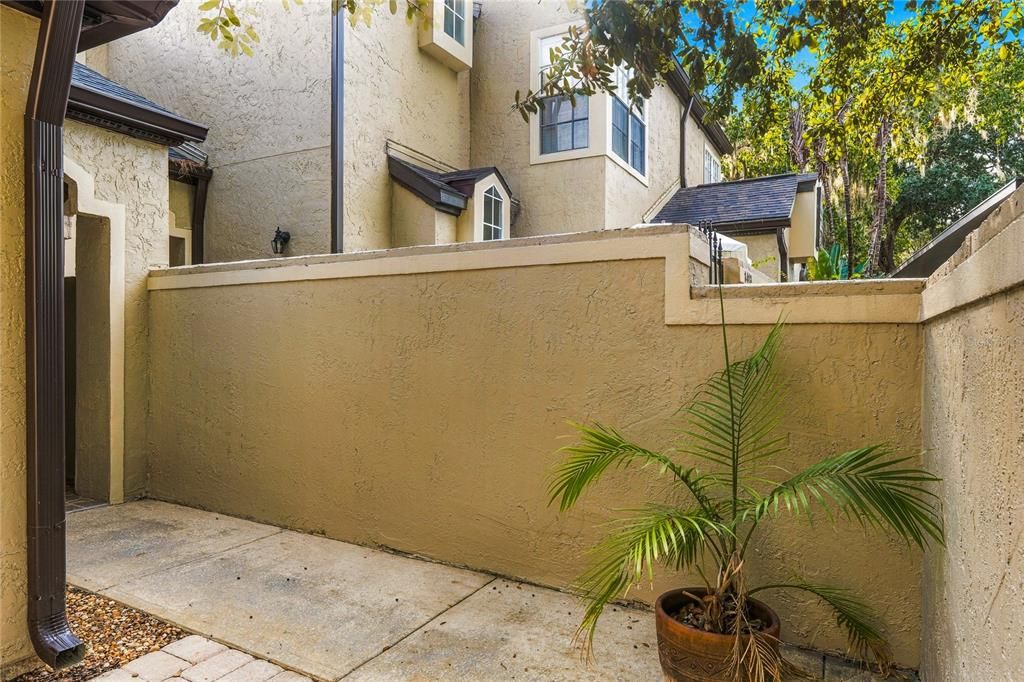 For Sale: $185,000 (1 beds, 1 baths, 832 Square Feet)