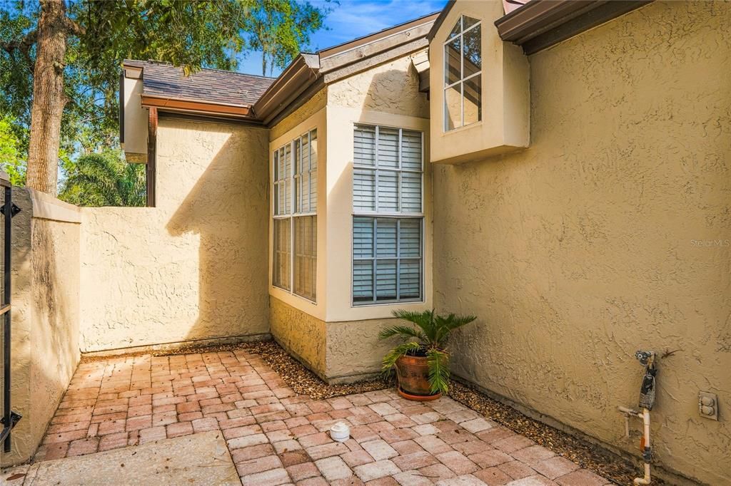 For Sale: $185,000 (1 beds, 1 baths, 832 Square Feet)