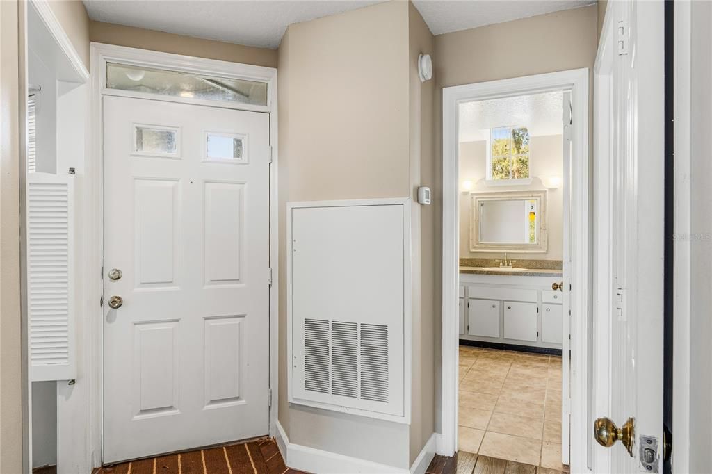 For Sale: $185,000 (1 beds, 1 baths, 832 Square Feet)