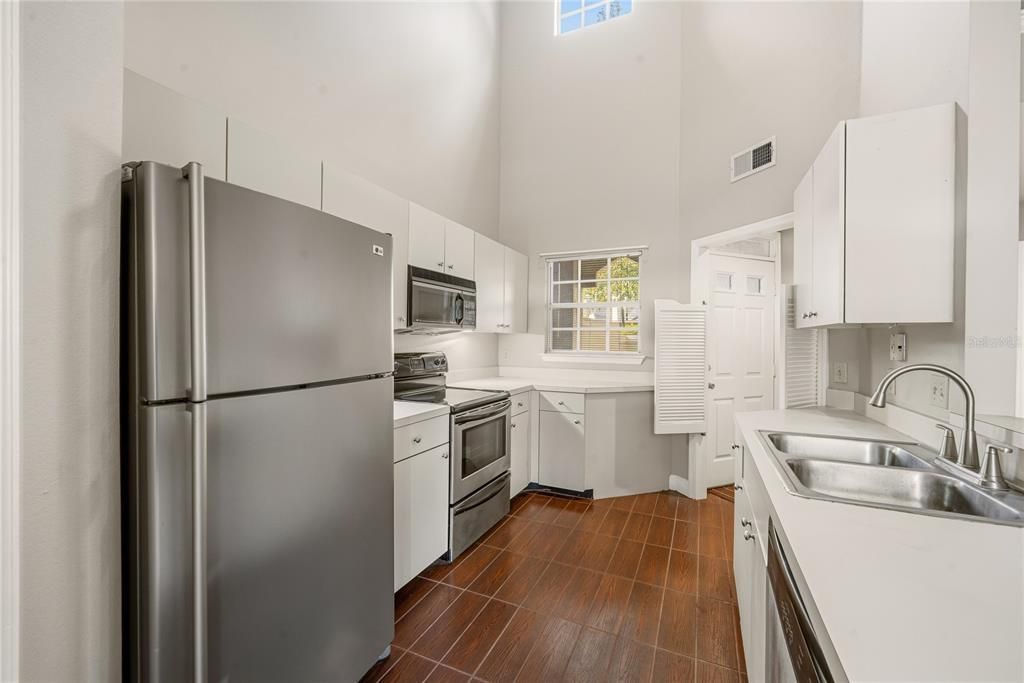For Sale: $185,000 (1 beds, 1 baths, 832 Square Feet)