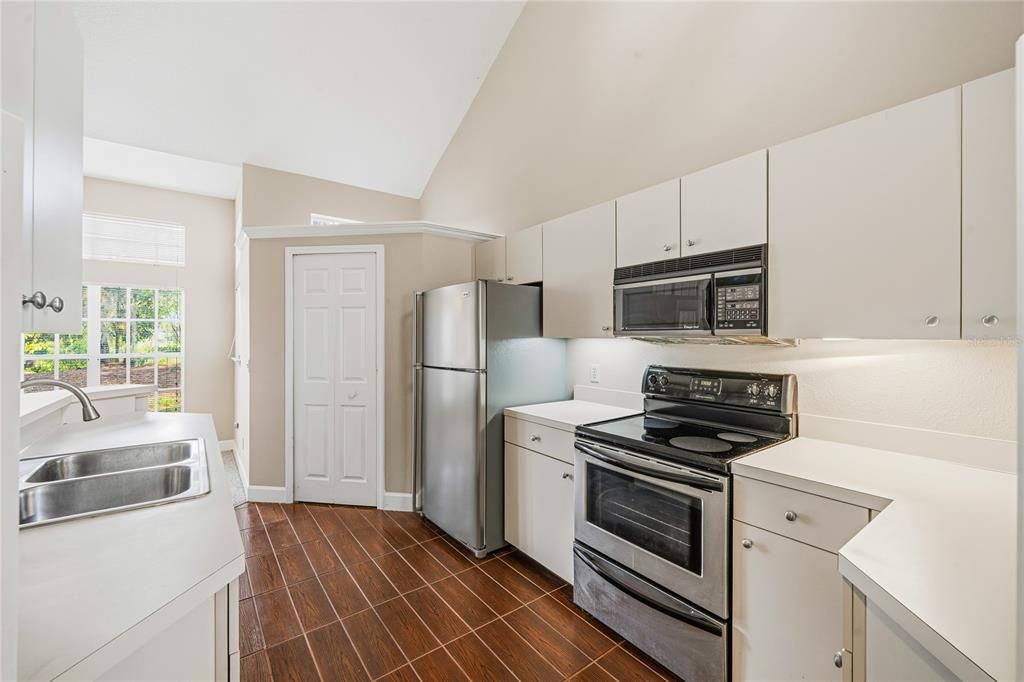 For Sale: $185,000 (1 beds, 1 baths, 832 Square Feet)