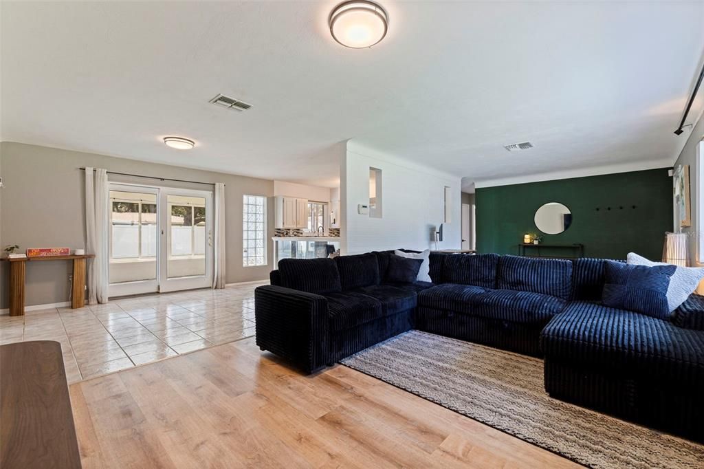 For Sale: $365,000 (2 beds, 1 baths, 1080 Square Feet)