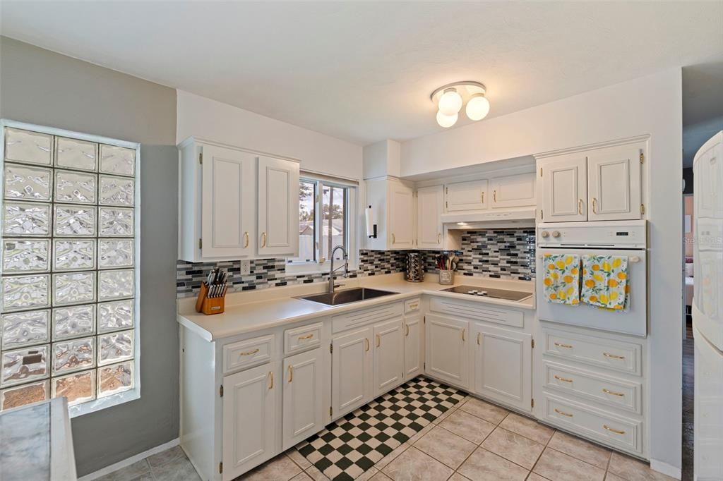 For Sale: $365,000 (2 beds, 1 baths, 1080 Square Feet)