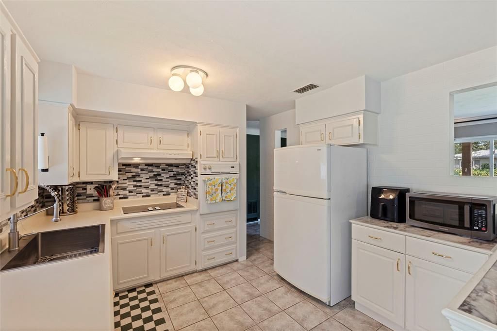 For Sale: $365,000 (2 beds, 1 baths, 1080 Square Feet)