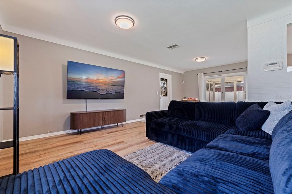 For Sale: $365,000 (2 beds, 1 baths, 1080 Square Feet)