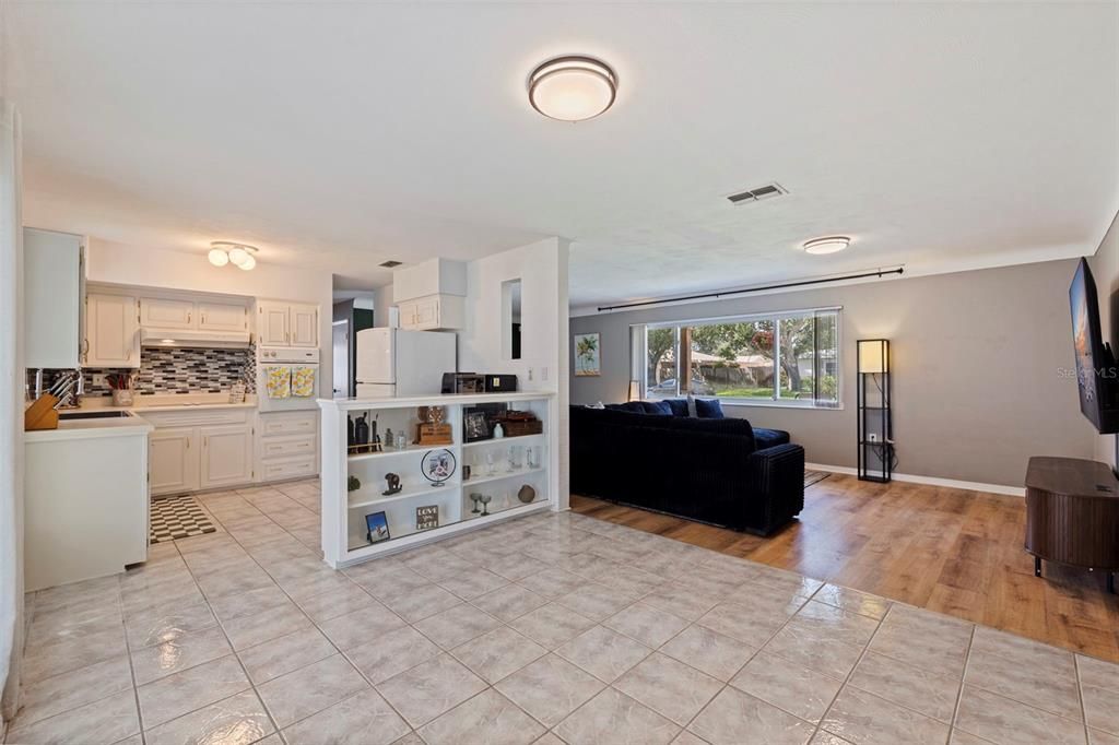 For Sale: $365,000 (2 beds, 1 baths, 1080 Square Feet)