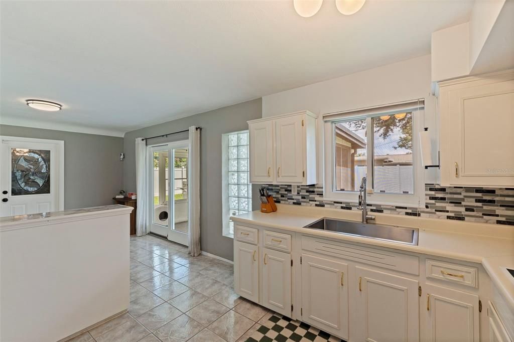 For Sale: $365,000 (2 beds, 1 baths, 1080 Square Feet)