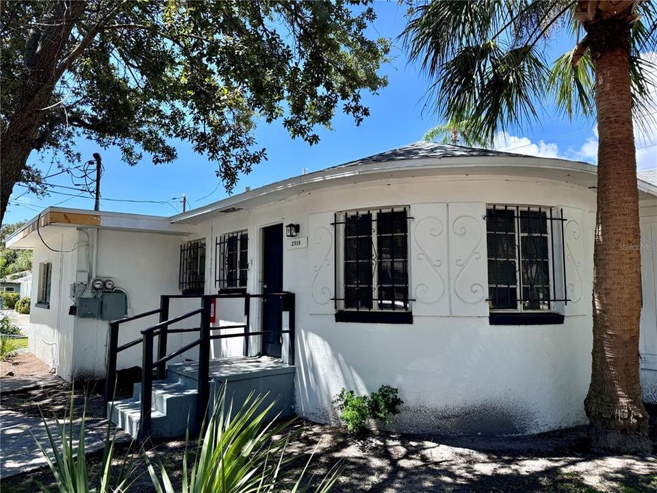 For Rent: $2,100 (2 beds, 1 baths, 900 Square Feet)
