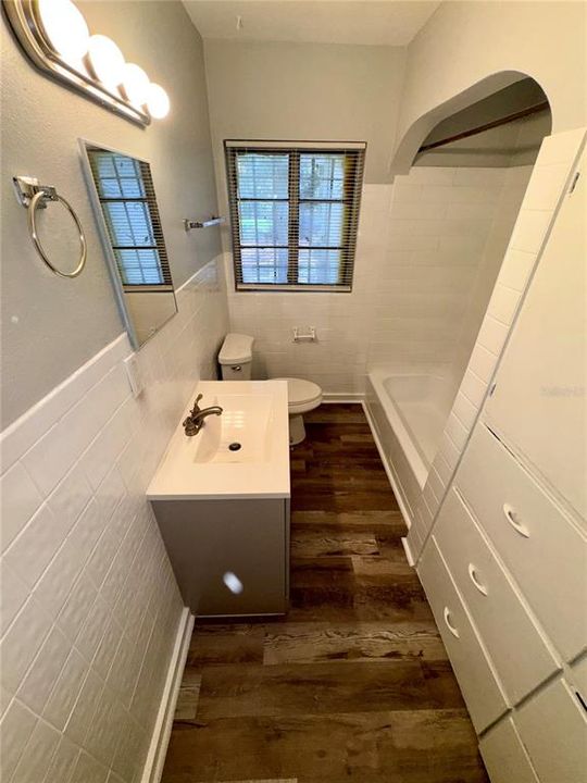 For Rent: $2,100 (2 beds, 1 baths, 900 Square Feet)