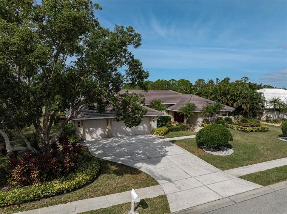 For Sale: $859,000 (3 beds, 3 baths, 2595 Square Feet)
