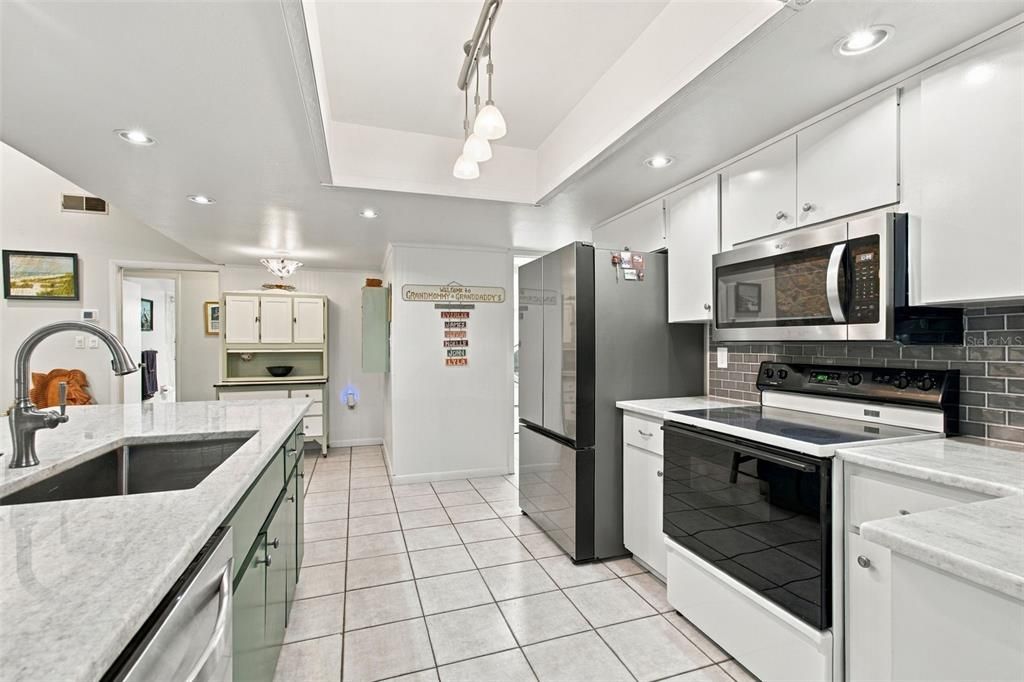 For Sale: $549,900 (4 beds, 3 baths, 2334 Square Feet)