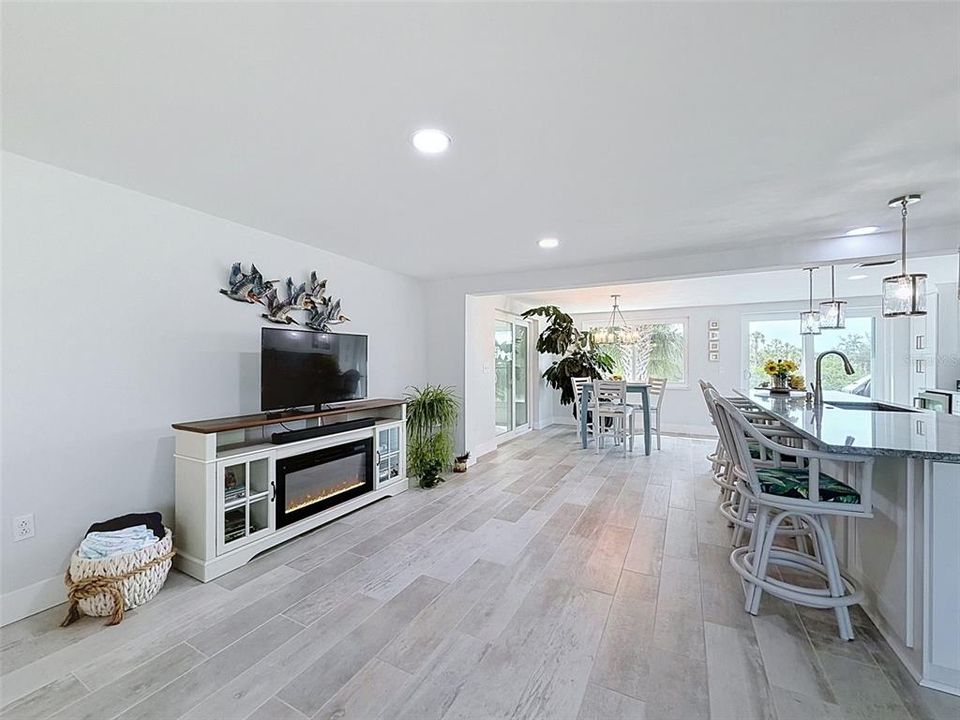 For Sale: $390,000 (2 beds, 2 baths, 1269 Square Feet)
