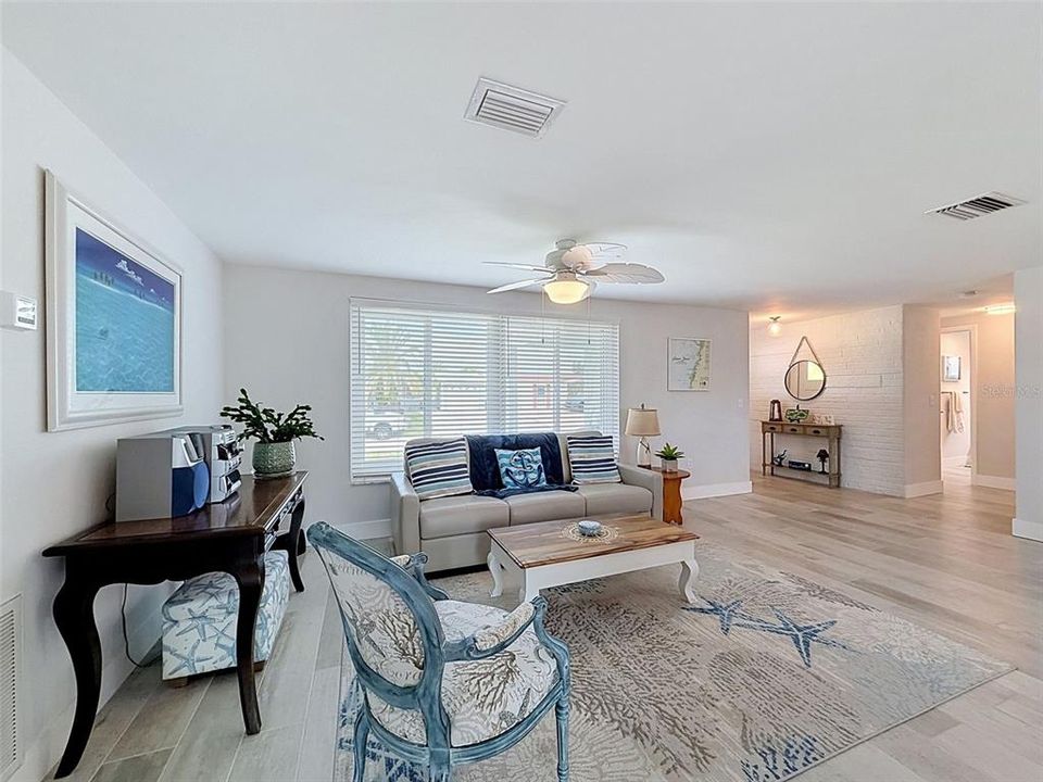 For Sale: $390,000 (2 beds, 2 baths, 1269 Square Feet)