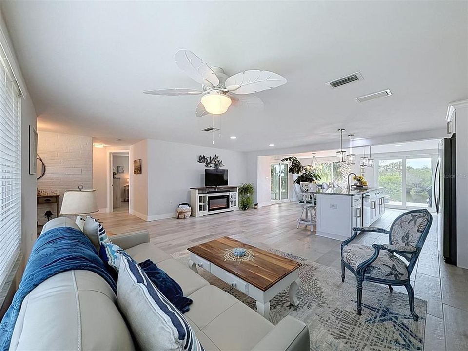 For Sale: $390,000 (2 beds, 2 baths, 1269 Square Feet)
