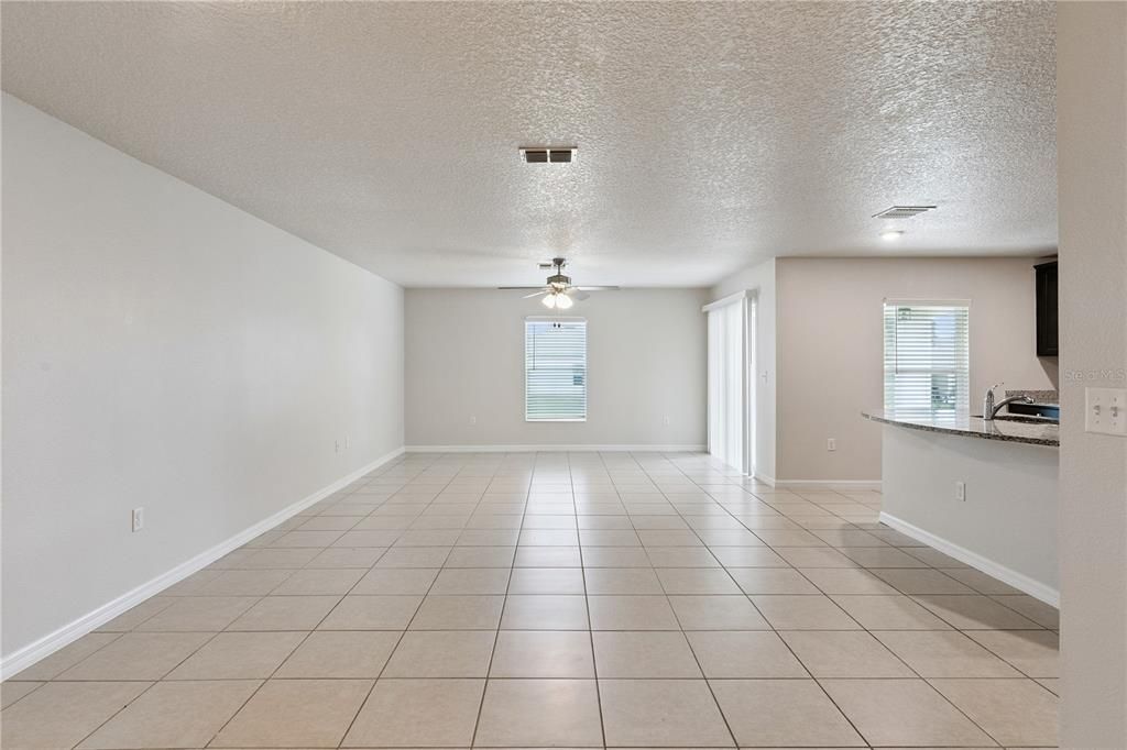 En Venta: $339,900 (5 camas, 3 baños, 1944 Pies cuadrados)