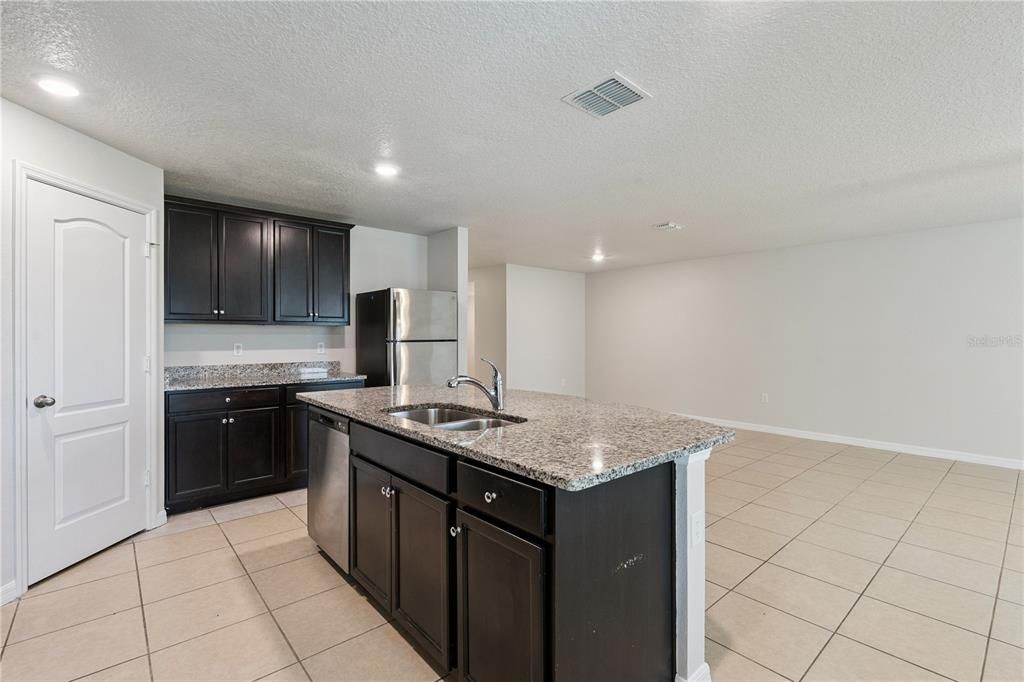 En Venta: $339,900 (5 camas, 3 baños, 1944 Pies cuadrados)