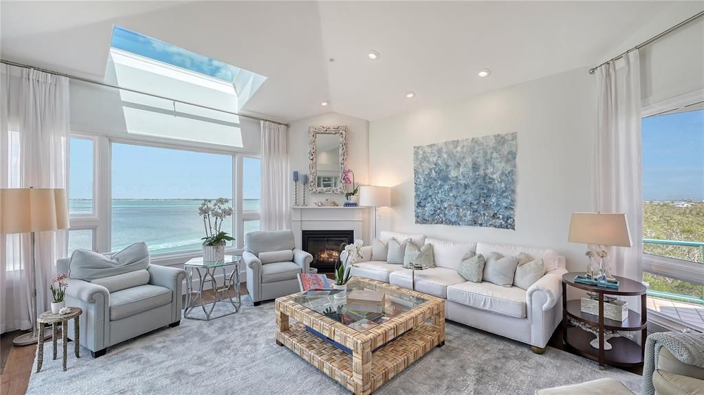 For Sale: $2,995,000 (3 beds, 3 baths, 2880 Square Feet)