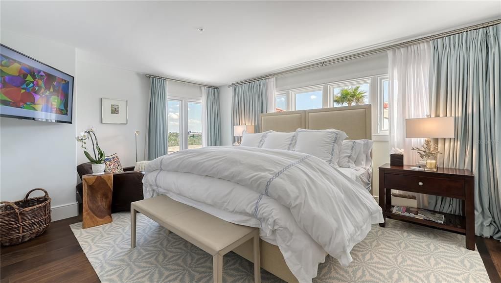 For Sale: $2,995,000 (3 beds, 3 baths, 2880 Square Feet)