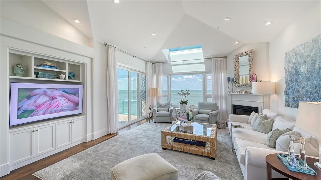 For Sale: $2,995,000 (3 beds, 3 baths, 2880 Square Feet)