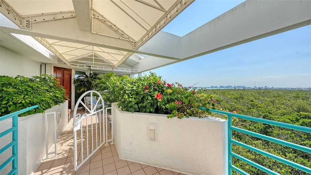 For Sale: $2,995,000 (3 beds, 3 baths, 2880 Square Feet)